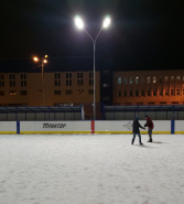 Звезда НХЛ Евгений Кузнецов на обновленном корте в Челябинске провел мастер-класс для школьников.